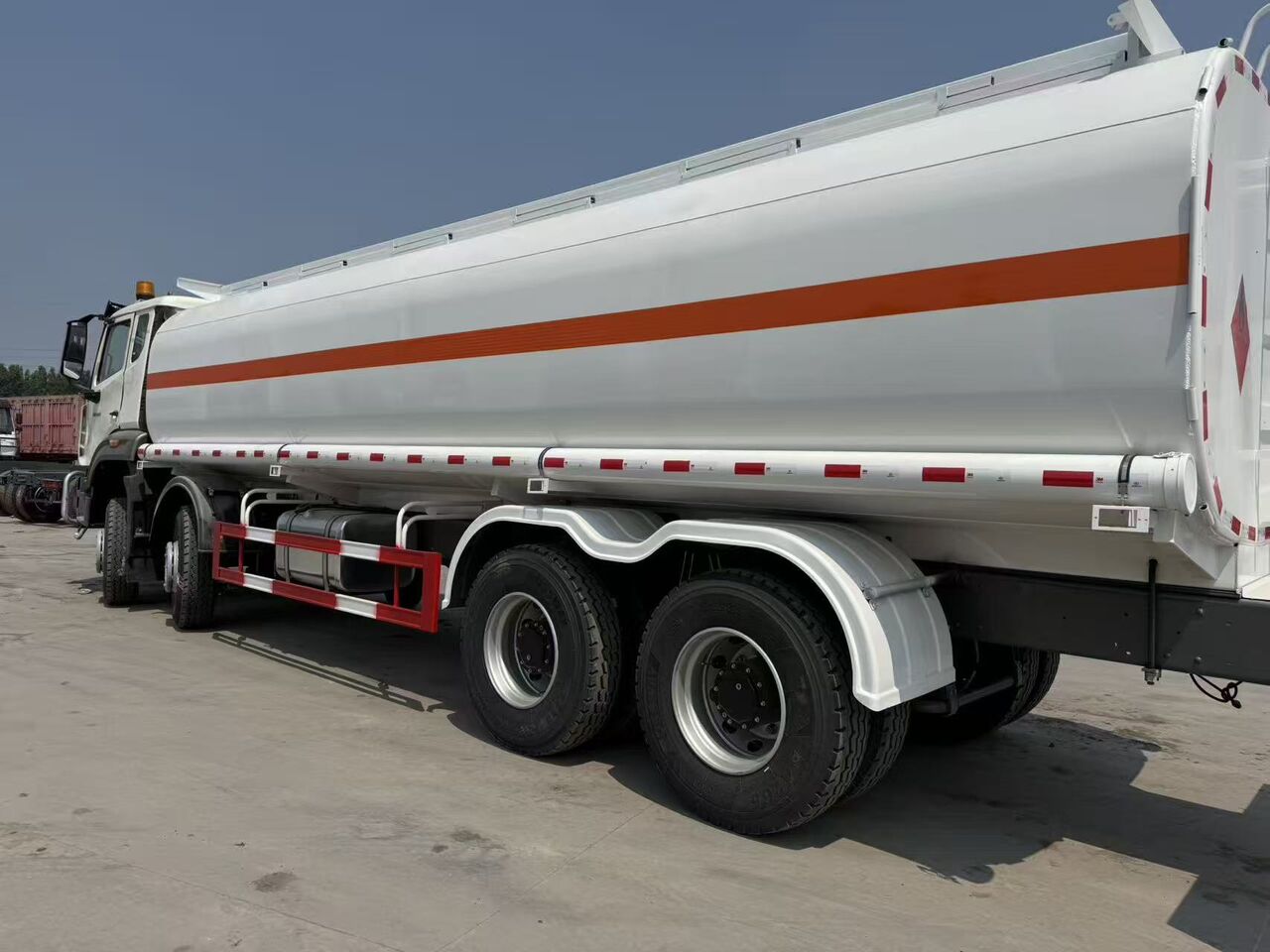 Howo NX 8X4 - Грузовик-цистерна: фото 4 Howo NX 8X4 - Грузовик-цистерна: фото 4