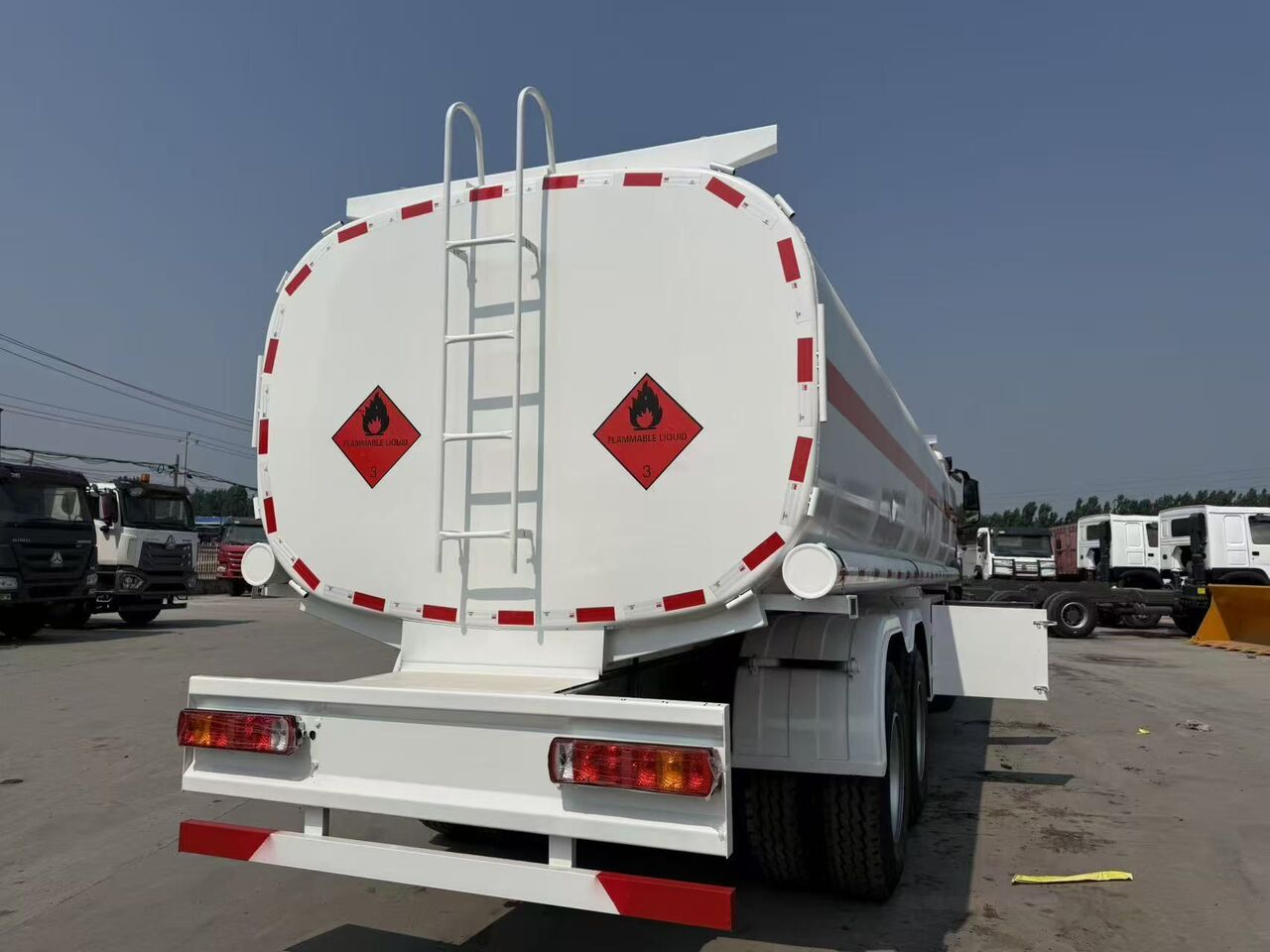 Howo NX 8X4 - Грузовик-цистерна: фото 5 Howo NX 8X4 - Грузовик-цистерна: фото 5