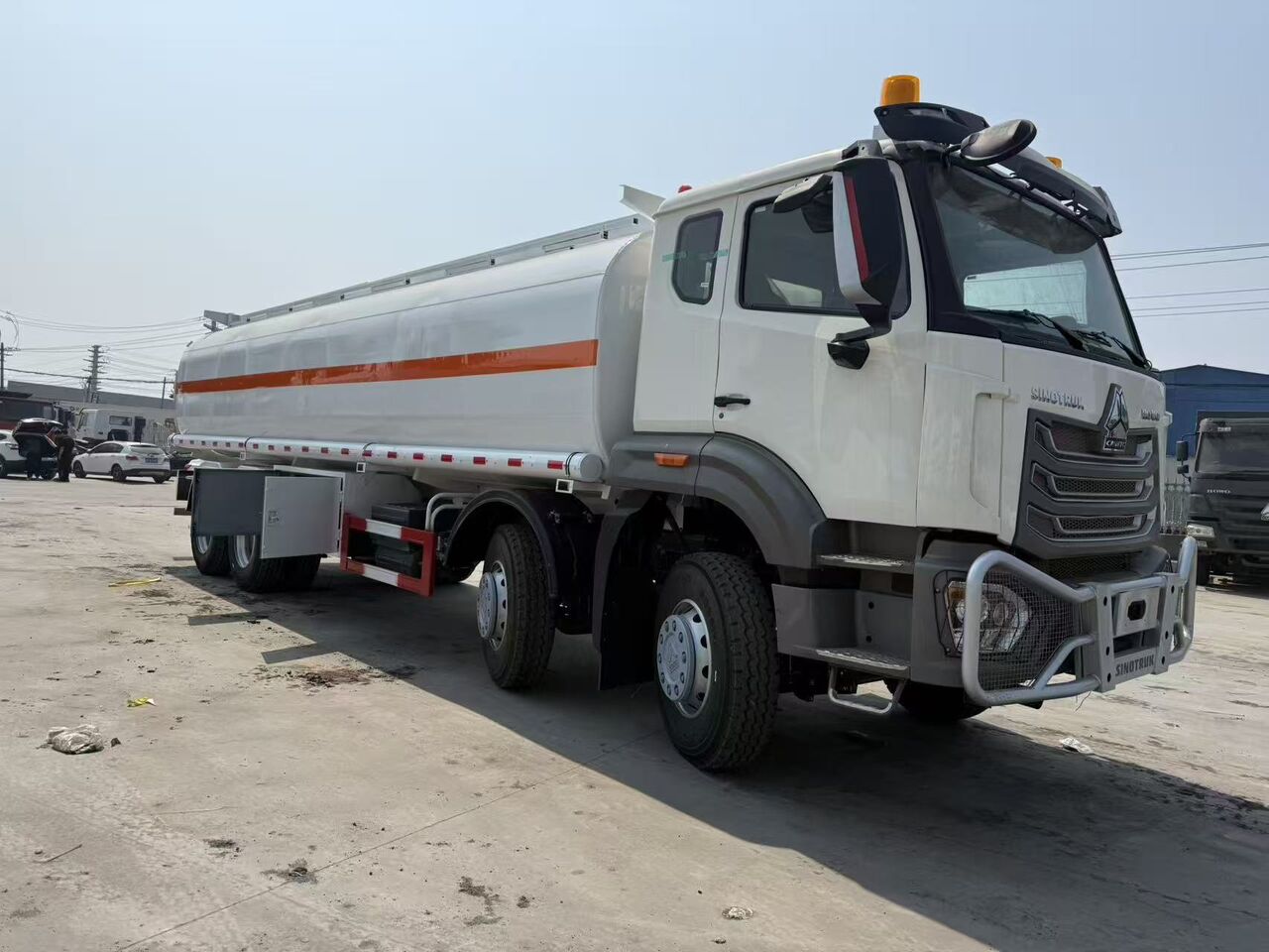 Howo NX 8X4 - Грузовик-цистерна: фото 2 Howo NX 8X4 - Грузовик-цистерна: фото 2