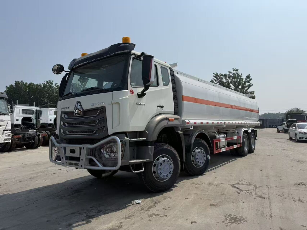 Howo NX 8X4 - Грузовик-цистерна: фото 1 Howo NX 8X4 - Грузовик-цистерна: фото 1