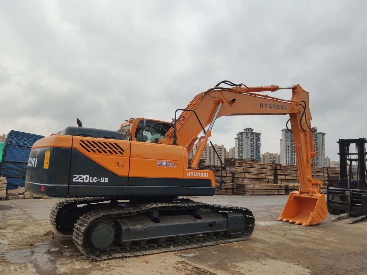 Hyundai R220LC-9 - Гусеничный экскаватор: фото 2 Hyundai R220LC-9 - Гусеничный экскаватор: фото 2
