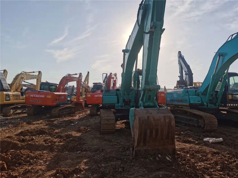 Kobelco SK200LC - Гусеничный экскаватор: фото 1 Kobelco SK200LC - Гусеничный экскаватор: фото 1