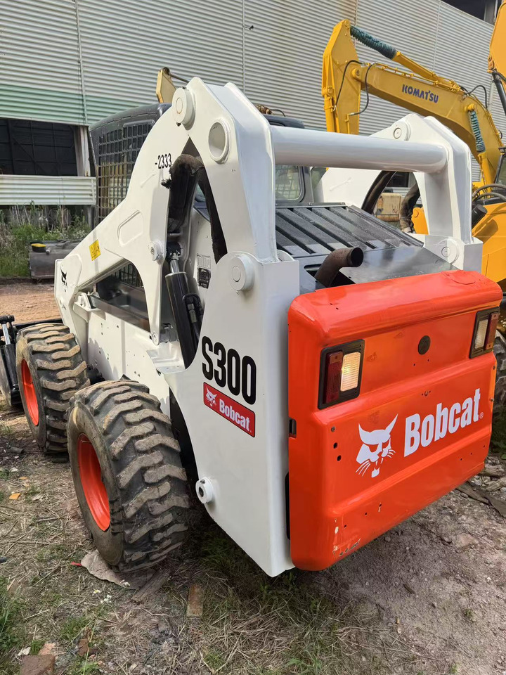 BOBCAT S300 - Мини-погрузчик с бортовым поворотом: фото 1 BOBCAT S300 - Мини-погрузчик с бортовым поворотом: фото 1