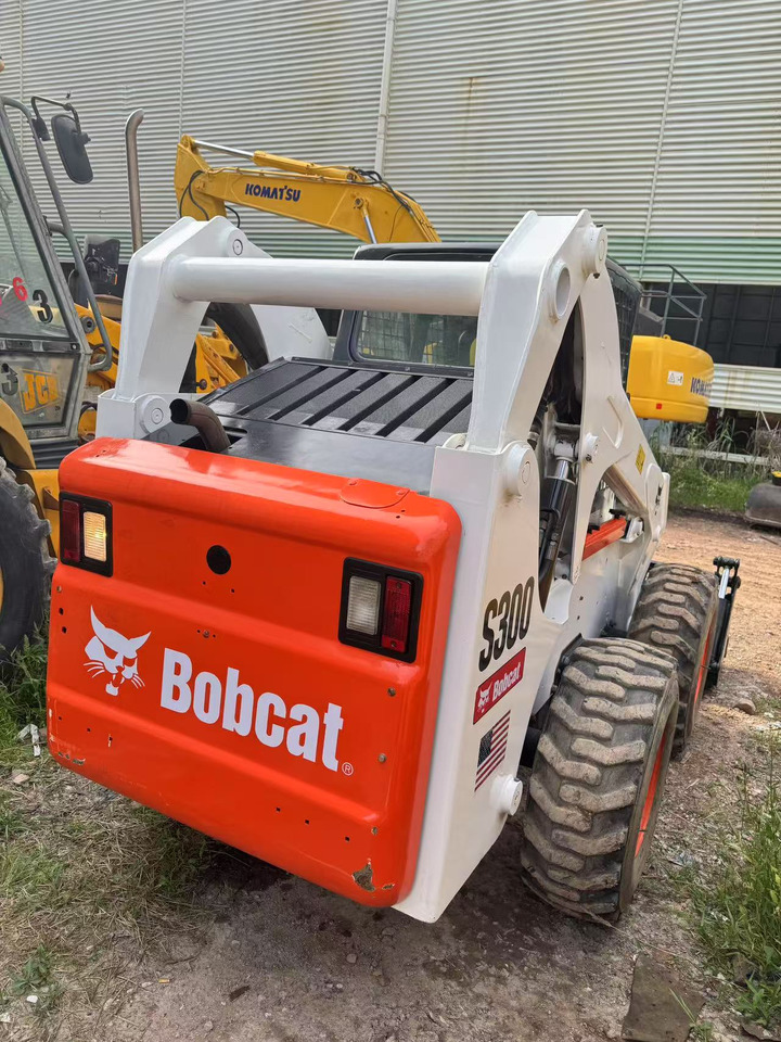BOBCAT S300 - Мини-погрузчик с бортовым поворотом: фото 2 BOBCAT S300 - Мини-погрузчик с бортовым поворотом: фото 2