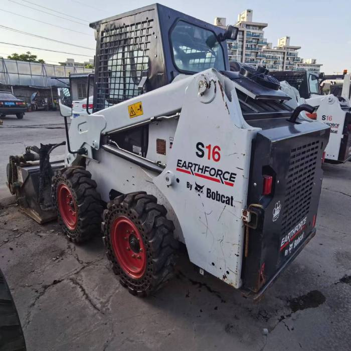 Bobcat S16 - Мини-погрузчик с бортовым поворотом: фото 1 Bobcat S16 - Мини-погрузчик с бортовым поворотом: фото 1