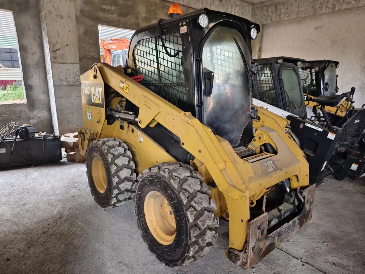 CATERPILLAR 246D - Мини-погрузчик с бортовым поворотом: фото 2 CATERPILLAR 246D - Мини-погрузчик с бортовым поворотом: фото 2