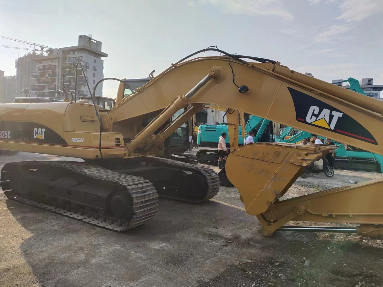 CATERPILLAR 325C - Гусеничный экскаватор: фото 3 CATERPILLAR 325C - Гусеничный экскаватор: фото 3