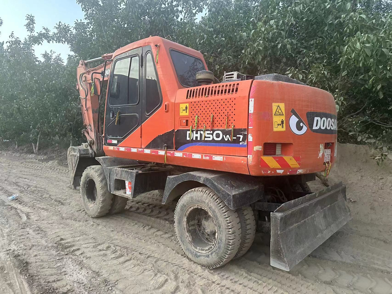 DOOSAN DH150W-7 - Колёсный экскаватор: фото 1 DOOSAN DH150W-7 - Колёсный экскаватор: фото 1