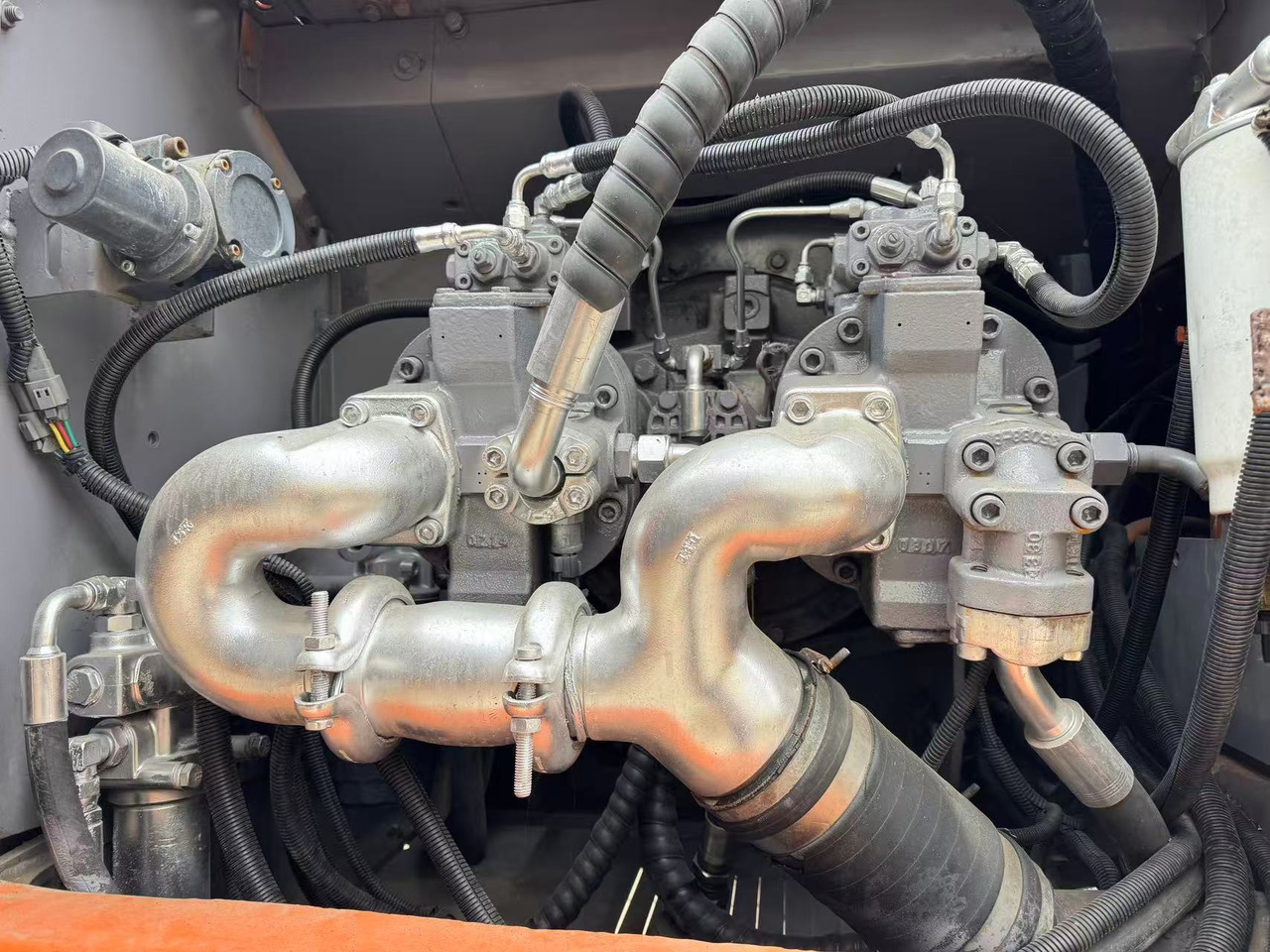 HITACHI ZX350LC - Гусеничный экскаватор: фото 5 HITACHI ZX350LC - Гусеничный экскаватор: фото 5