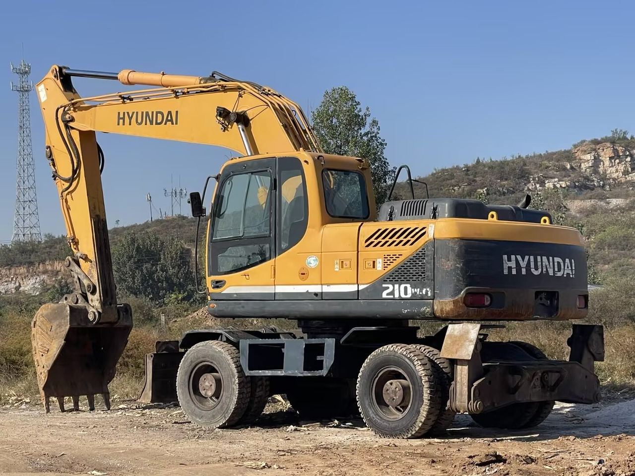 HYUNDAI 210W-9 - Колёсный экскаватор: фото 1 HYUNDAI 210W-9 - Колёсный экскаватор: фото 1