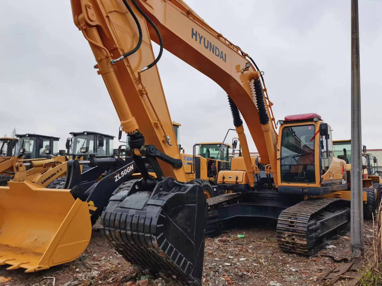 HYUNDAI 305LC-9T 220LC-9S - Гусеничный экскаватор: фото 1 HYUNDAI 305LC-9T 220LC-9S - Гусеничный экскаватор: фото 1