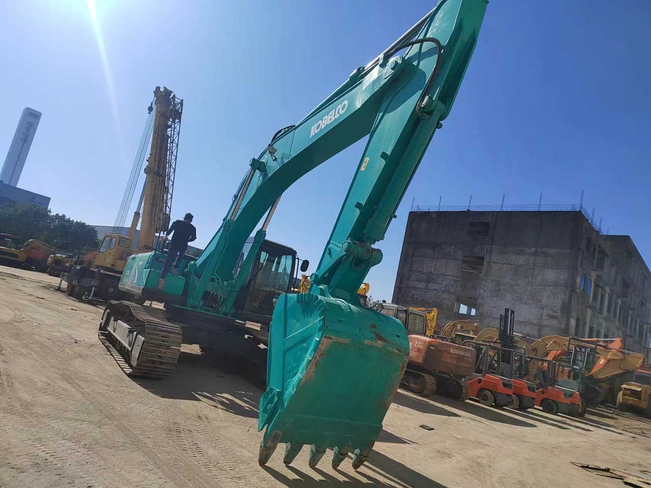 KOBELCO SK350LC-8 - Гусеничный экскаватор: фото 1 KOBELCO SK350LC-8 - Гусеничный экскаватор: фото 1