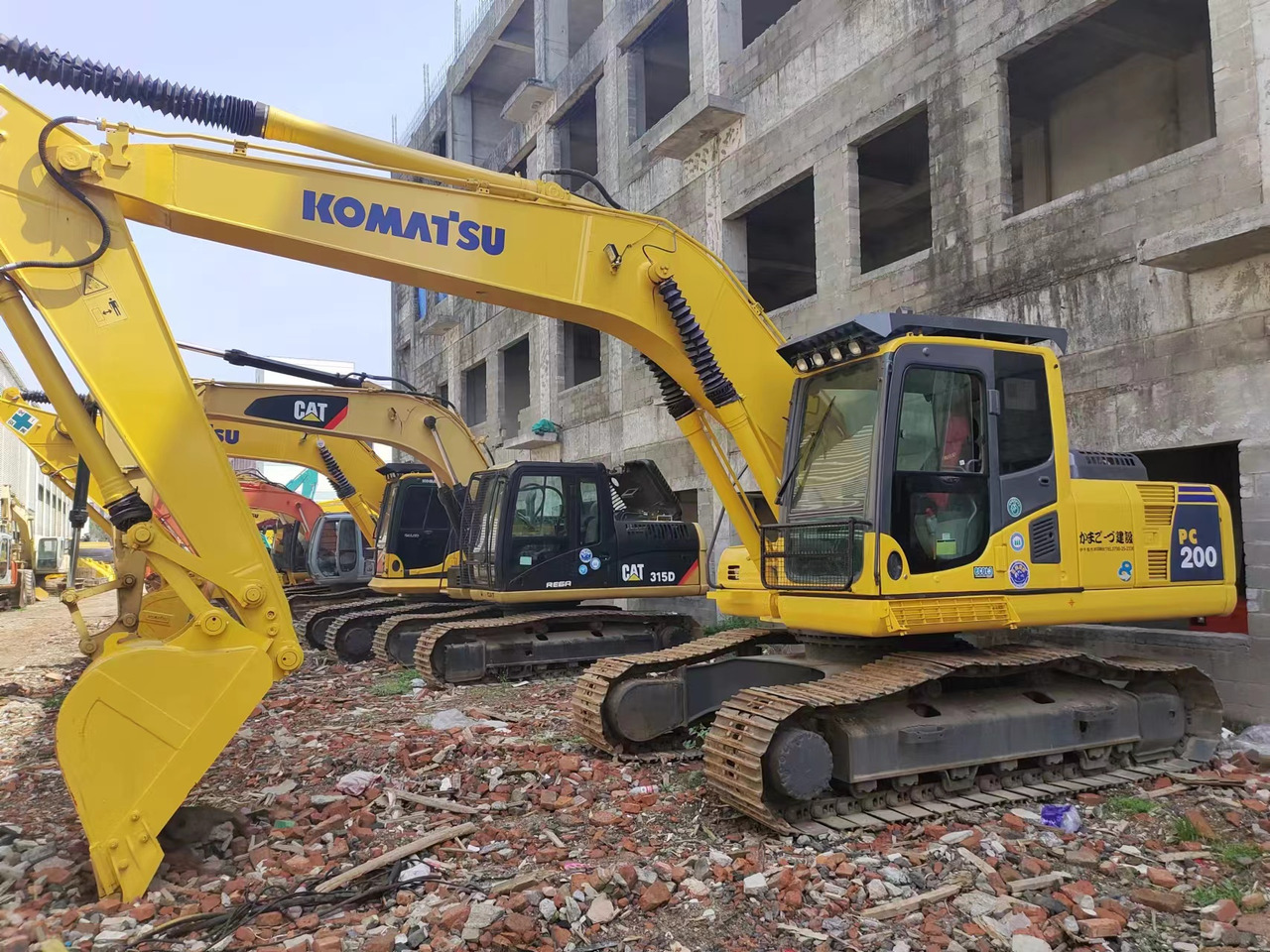 KOMATSU PC200-8 PC200-7 PC220-7 - Гусеничный экскаватор: фото 1 KOMATSU PC200-8 PC200-7 PC220-7 - Гусеничный экскаватор: фото 1