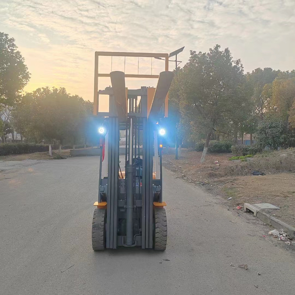 TCM FD30 diesel ISUZU engine forklift from Japan - Дизельный погрузчик: фото 4 TCM FD30 diesel ISUZU engine forklift from Japan - Дизельный погрузчик: фото 4