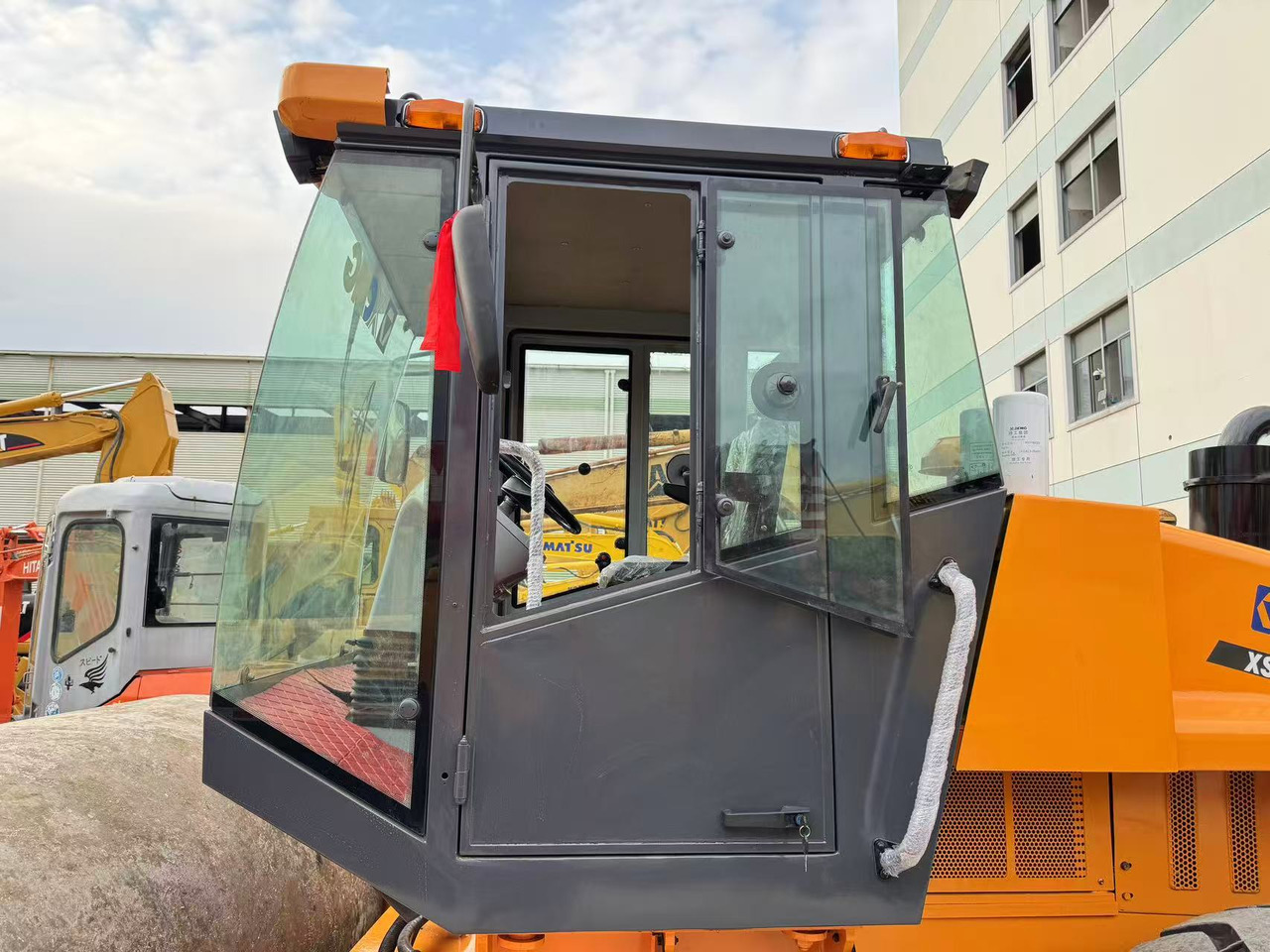 XCMG XS143J - Дорожный каток: фото 4 XCMG XS143J - Дорожный каток: фото 4