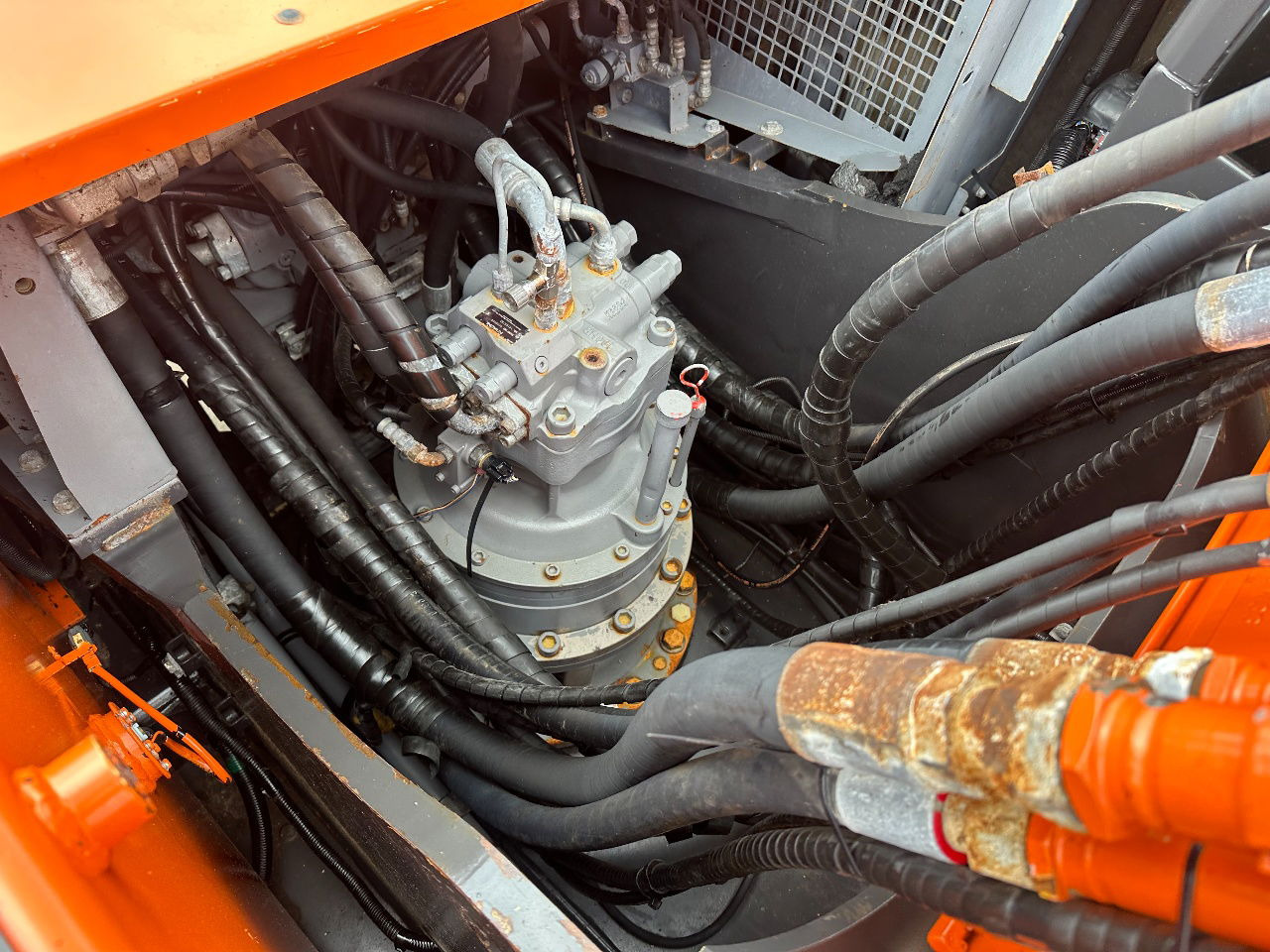 Гусеничный экскаватор Hitachi ZX350LC-6: фото 26