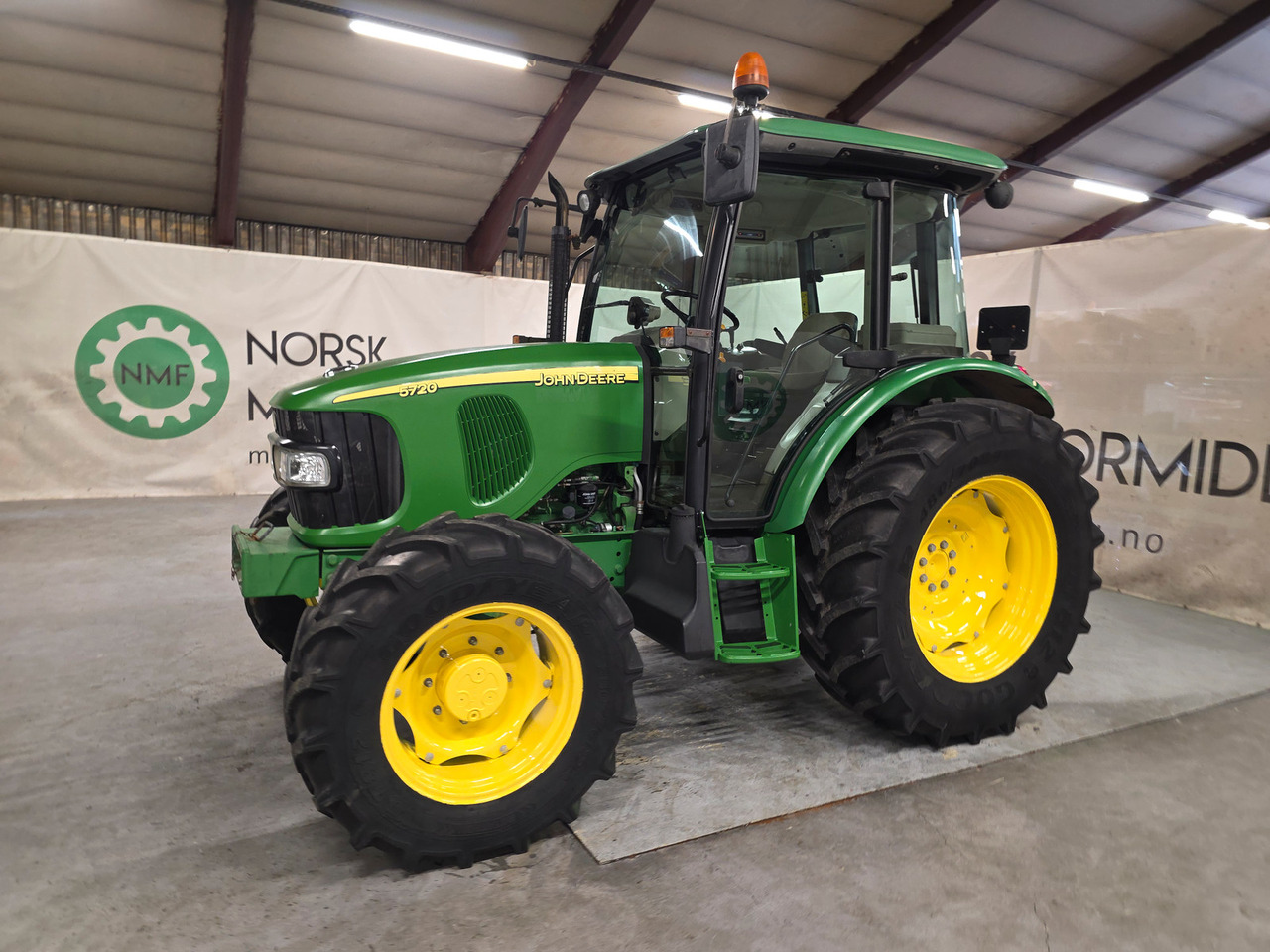 John Deere 5720 - Трактор: фото 1 John Deere 5720 - Трактор: фото 1