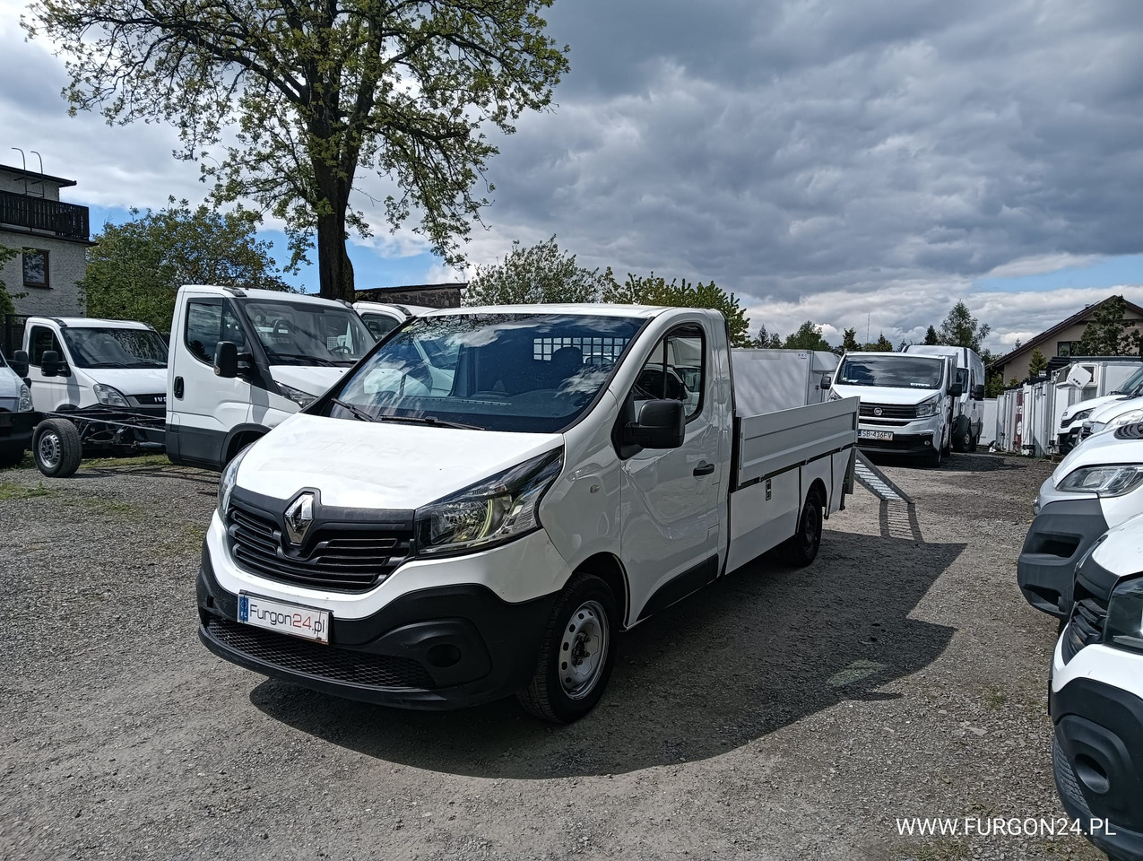 RENAULT TRAFIC SKRZYNIA PAKA Z NAJAZDAMI I PÓŁKAMI NR 689 - Малотоннажный бортовой грузовик: фото 1 RENAULT TRAFIC SKRZYNIA PAKA Z NAJAZDAMI I PÓŁKAMI NR 689 - Малотоннажный бортовой грузовик: фото 1