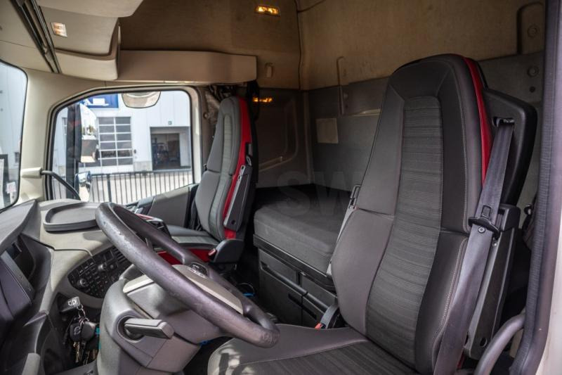 Фото интерьера 1: Тягач Volvo FH460+E6+Kiphydr.