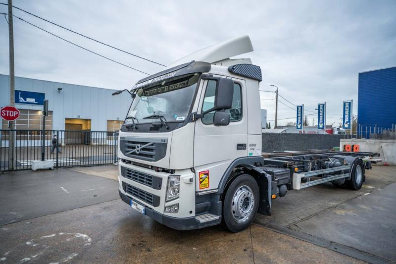 Volvo FM 330 - Грузовик-контейнеровоз/ Сменный кузов: фото 1 Volvo FM 330 - Грузовик-контейнеровоз/ Сменный кузов: фото 1