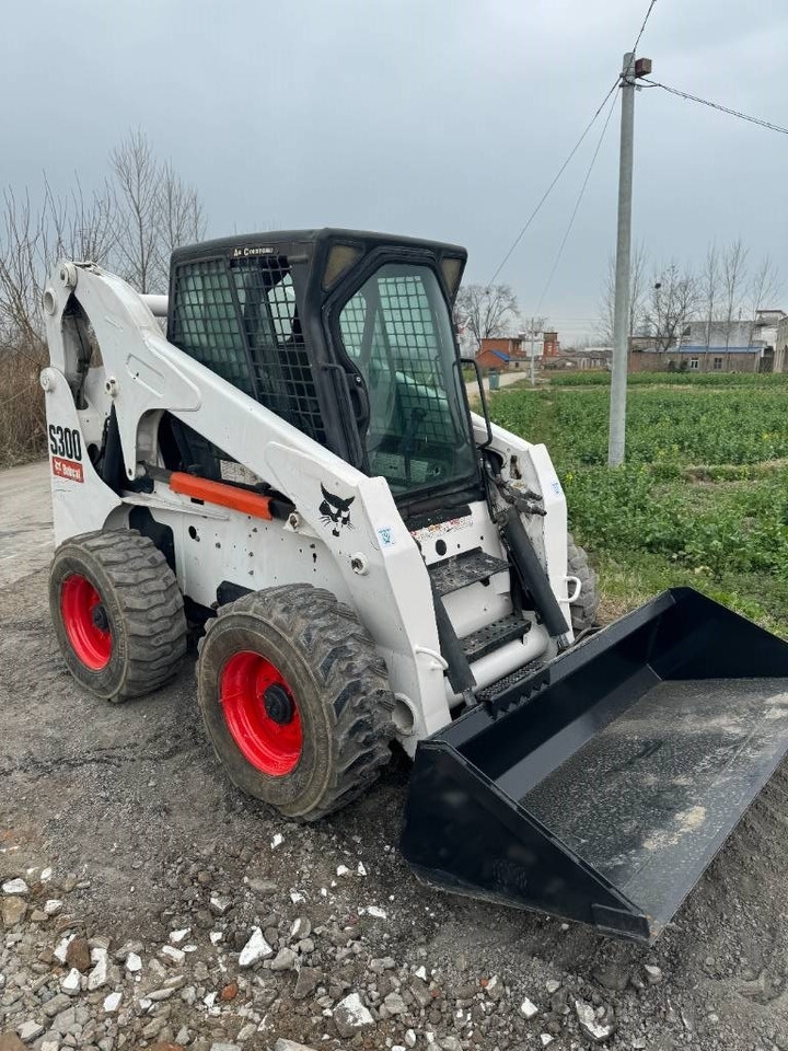Bobcat S 300 - Мини-погрузчик с бортовым поворотом: фото 3 Bobcat S 300 - Мини-погрузчик с бортовым поворотом: фото 3