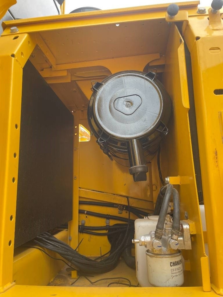 Komatsu PC 220 - Гусеничный экскаватор: фото 3 Komatsu PC 220 - Гусеничный экскаватор: фото 3