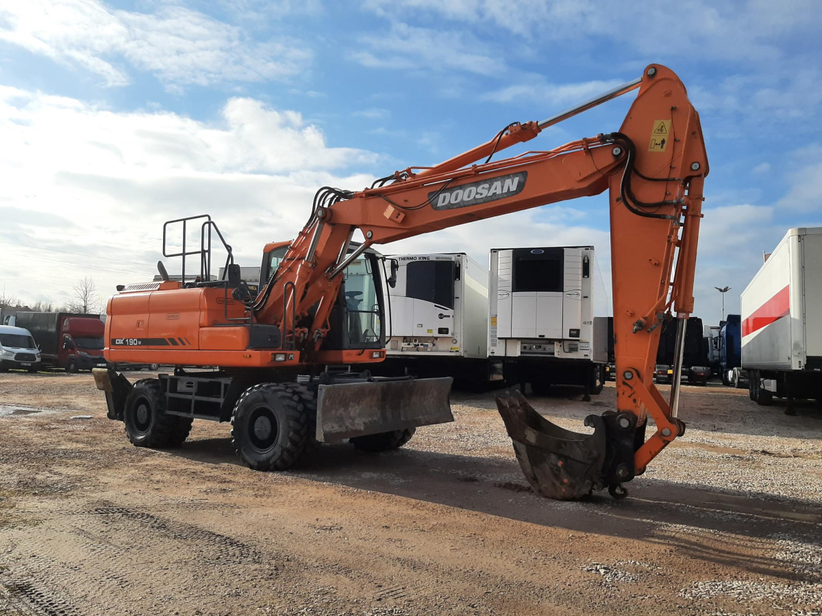 DOOSAN DX190W-3 KOPARKA - Колёсный экскаватор: фото 1 DOOSAN DX190W-3 KOPARKA - Колёсный экскаватор: фото 1