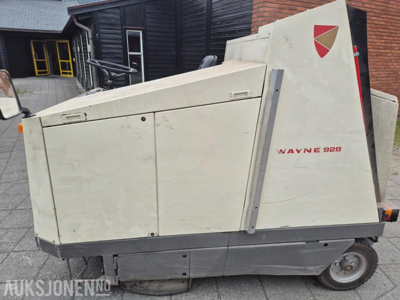 1995 Andre Wayne 928 D, dieseldrevet feiemaskin med oppsamler og tipp - Строительное оборудование: фото 2 1995 Andre Wayne 928 D, dieseldrevet feiemaskin med oppsamler og tipp - Строительное оборудование: фото 2