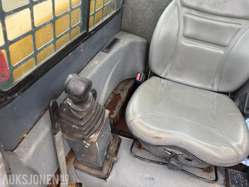 Мини-погрузчик с бортовым поворотом 2007 Gehl 4640 Kompaktlaster - Skuffe - Gafler - Kost - Timer: 1089: фото 15 Мини-погрузчик с бортовым поворотом 2007 Gehl 4640 Kompaktlaster - Skuffe - Gafler - Kost - Timer: 1089: фото 15