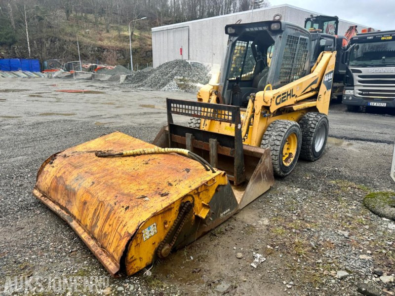 2007 Gehl 4640 Kompaktlaster - Skuffe - Gafler - Kost - Timer: 1089 - Мини-погрузчик с бортовым поворотом: фото 1 2007 Gehl 4640 Kompaktlaster - Skuffe - Gafler - Kost - Timer: 1089 - Мини-погрузчик с бортовым поворотом: фото 1