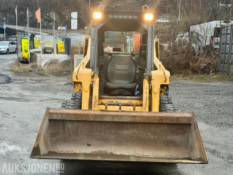 Мини-погрузчик с бортовым поворотом 2007 Gehl 4640 Kompaktlaster - Skuffe - Gafler - Kost - Timer: 1089: фото 10 Мини-погрузчик с бортовым поворотом 2007 Gehl 4640 Kompaktlaster - Skuffe - Gafler - Kost - Timer: 1089: фото 10