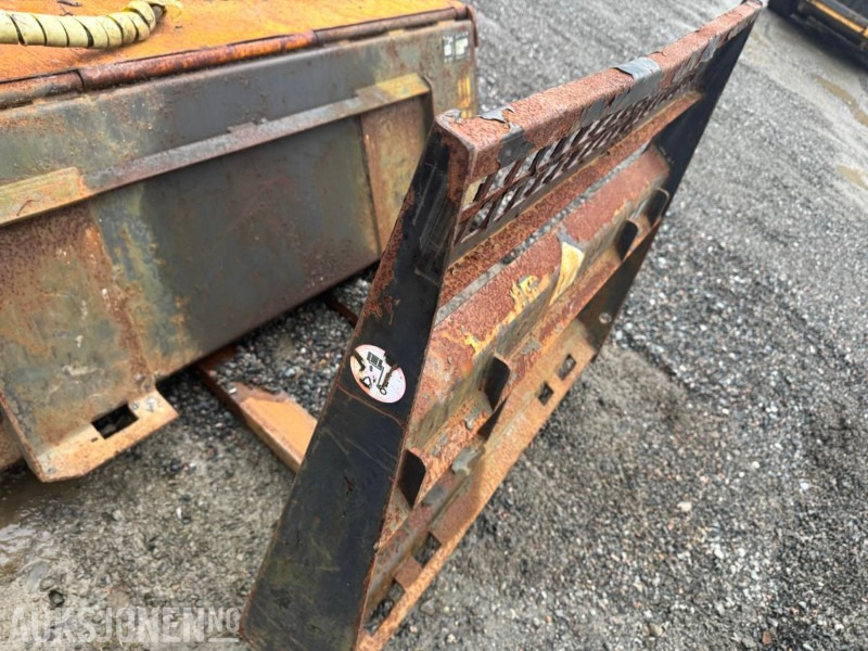 Мини-погрузчик с бортовым поворотом 2007 Gehl 4640 Kompaktlaster - Skuffe - Gafler - Kost - Timer: 1089: фото 28 Мини-погрузчик с бортовым поворотом 2007 Gehl 4640 Kompaktlaster - Skuffe - Gafler - Kost - Timer: 1089: фото 28