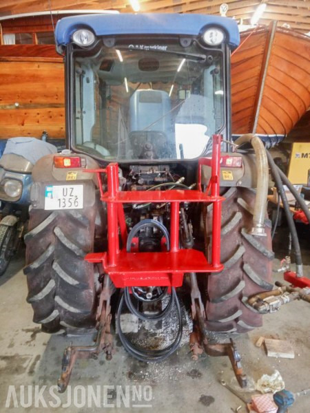 2011 New Holland T4050 - Traktor med spyleutstyr, spesielt laget for rengjøring av dekke på friidrettsbaner / løpebaner - Трактор: фото 2 2011 New Holland T4050 - Traktor med spyleutstyr, spesielt laget for rengjøring av dekke på friidrettsbaner / løpebaner - Трактор: фото 2