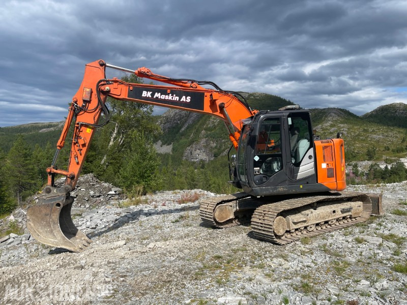 Экскаватор 2015 Hitachi Zaxis 135US-5B-Leveres med graveskuffe+pusseskuffe og Rototilt: фото 1