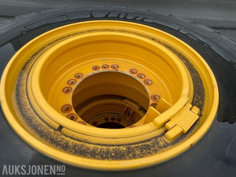 4 stk. NYE Bridgestone VJT 23,5/R 25 dekk - VOLVO L 110/120. Med felg! - Навесное оборудование для Строительной техники: фото 2 4 stk. NYE Bridgestone VJT 23,5/R 25 dekk - VOLVO L 110/120. Med felg! - Навесное оборудование для Строительной техники: фото 2