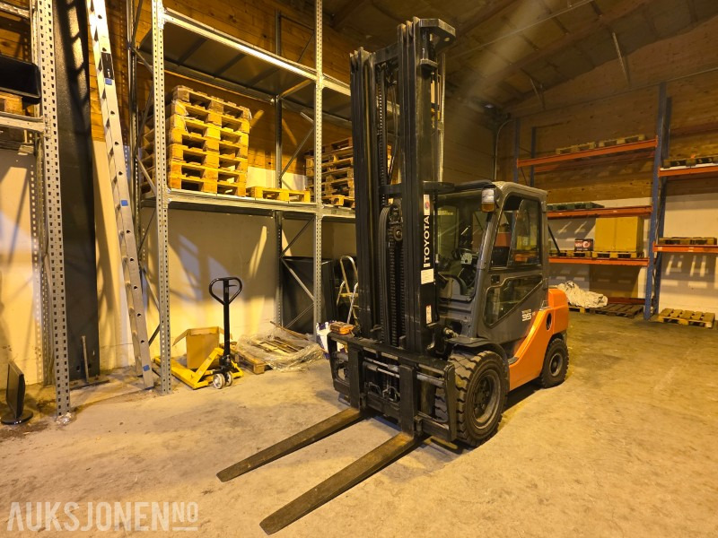 2012 Toyota 52-8FDJF35 Motvektstruck - Diesel - Sertifisert til Mars 2026 - Погрузочно-разгрузочная техника: фото 1 2012 Toyota 52-8FDJF35 Motvektstruck - Diesel - Sertifisert til Mars 2026 - Погрузочно-разгрузочная техника: фото 1