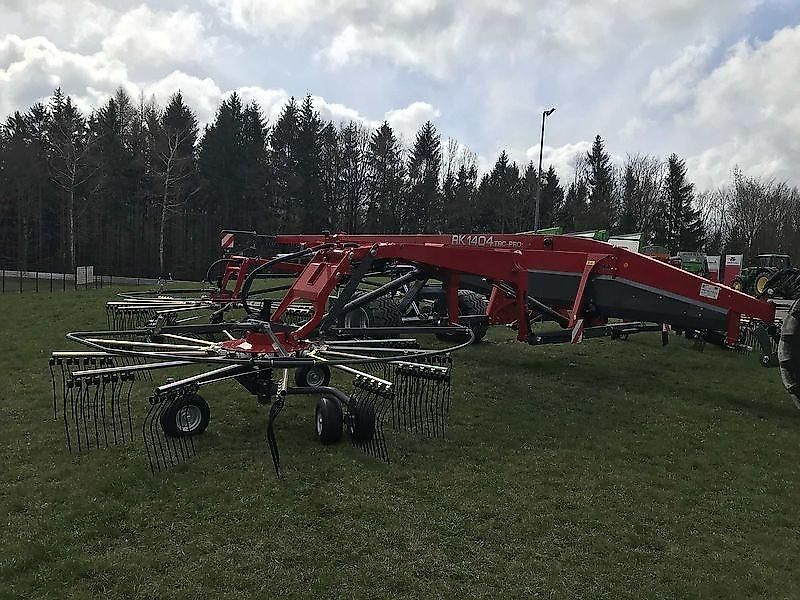 Massey Ferguson MF RK 1404 TRC-PRO / FELLA JURAS 14055 PRO - Сеноворошилка: фото 1 Massey Ferguson MF RK 1404 TRC-PRO / FELLA JURAS 14055 PRO - Сеноворошилка: фото 1