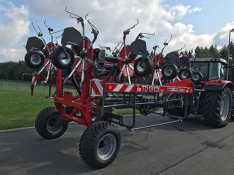 Massey Ferguson MF TD 1310 X TRC / Lotus 1250 Profi - Сеноворошилка: фото 2 Massey Ferguson MF TD 1310 X TRC / Lotus 1250 Profi - Сеноворошилка: фото 2