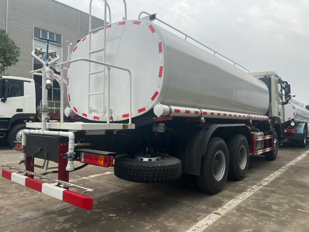 SINOTRUK HOWO JAC ISUZU FAW DONGFENG All Size New and Used Water tank Truck water Sprinkler Truck( Customized) Whole Sale in China - Грузовик-цистерна: фото 4 SINOTRUK HOWO JAC ISUZU FAW DONGFENG All Size New and Used Water tank Truck water Sprinkler Truck( Customized) Whole Sale in China - Грузовик-цистерна: фото 4