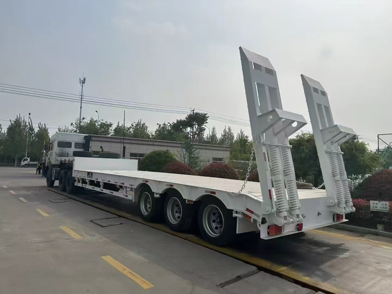 ZHICHENG Semi Flat Bed Low Bed Lowboy bed truck in New or Used Condition and various Size for Sale - Низкорамный полуприцеп: фото 1 ZHICHENG Semi Flat Bed Low Bed Lowboy bed truck in New or Used Condition and various Size for Sale - Низкорамный полуприцеп: фото 1