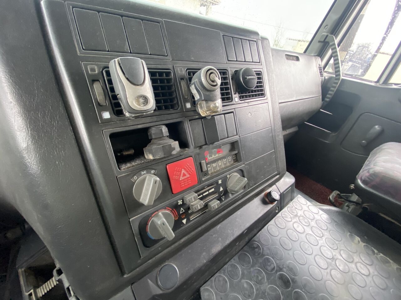 Тягач IVECO Eurotrakker 400E42HT 4x2 1Y3 - EURO 2 - Manual Injection Pomp -: фото 28