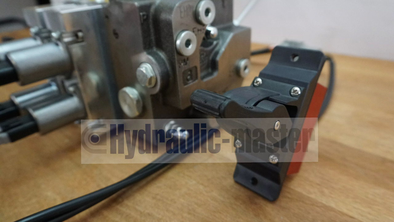 Full proportional valve 3 sections SPV 20-120 l/min 12 or 24 V plug and play det also available with Walvoil DPX100 - Фронтальный погрузчик для трактора для Грузовиков: фото 2 Full proportional valve 3 sections SPV 20-120 l/min 12 or 24 V plug and play det also available with Walvoil DPX100 - Фронтальный погрузчик для трактора для Грузовиков: фото 2