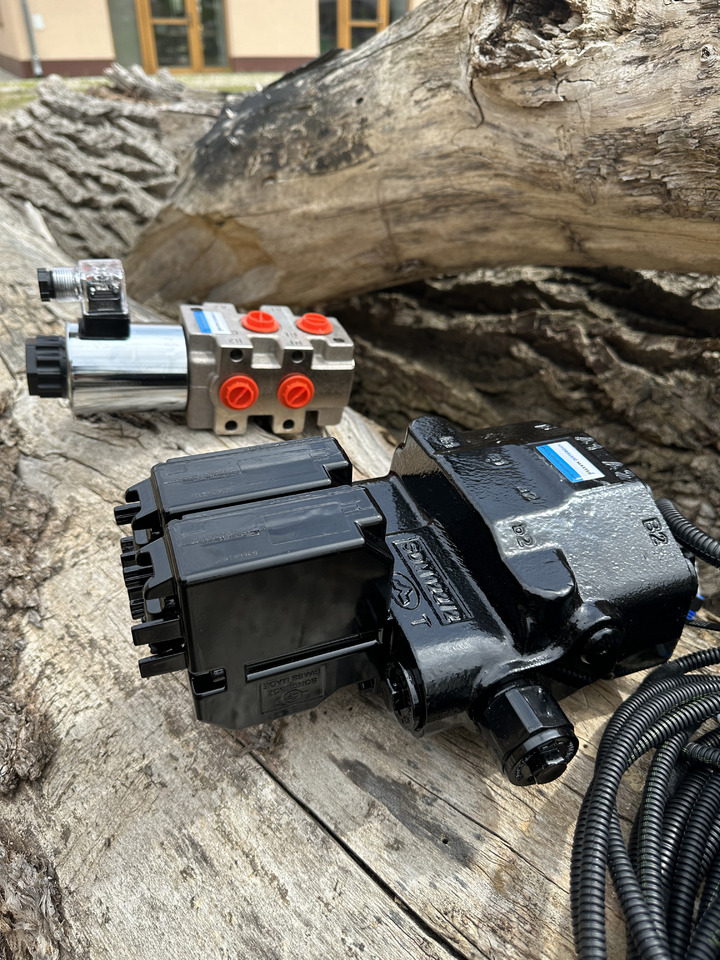 Walvoil SDM/DLM with 3rd function Case IH, International Harvester, John Deere, Kubota - Фронтальный погрузчик для трактора для Фронтальных погрузчиков для тракторов: фото 2 Walvoil SDM/DLM with 3rd function Case IH, International Harvester, John Deere, Kubota - Фронтальный погрузчик для трактора для Фронтальных погрузчиков для тракторов: фото 2