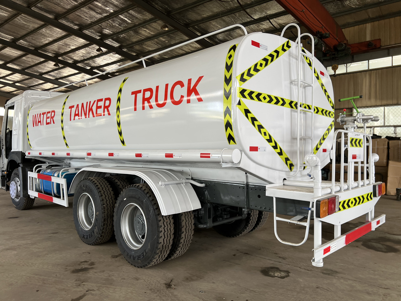 HOWO HOWO water tanker truck - Грузовик-цистерна: фото 4 HOWO HOWO water tanker truck - Грузовик-цистерна: фото 4