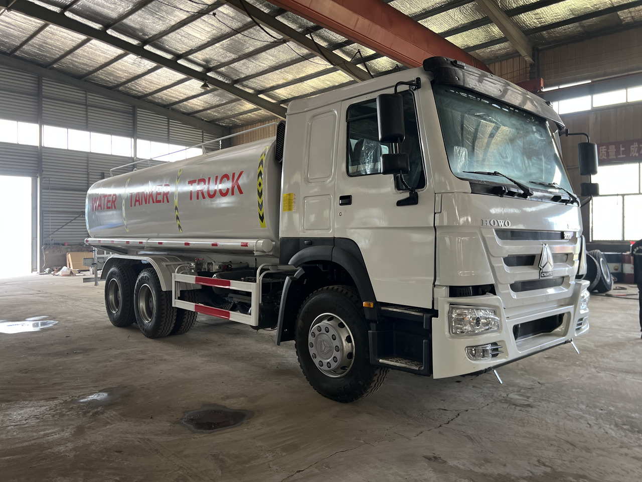 HOWO HOWO water tanker truck - Грузовик-цистерна: фото 1 HOWO HOWO water tanker truck - Грузовик-цистерна: фото 1