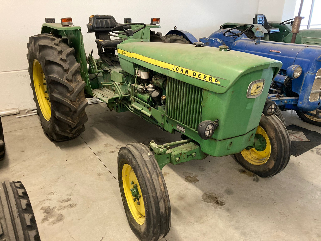 JOHN DEERE 1020 - Трактор: фото 1 JOHN DEERE 1020 - Трактор: фото 1