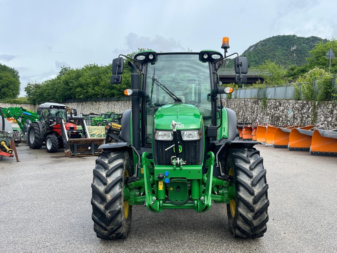 JOHN DEERE 5115R - Трактор: фото 3 JOHN DEERE 5115R - Трактор: фото 3