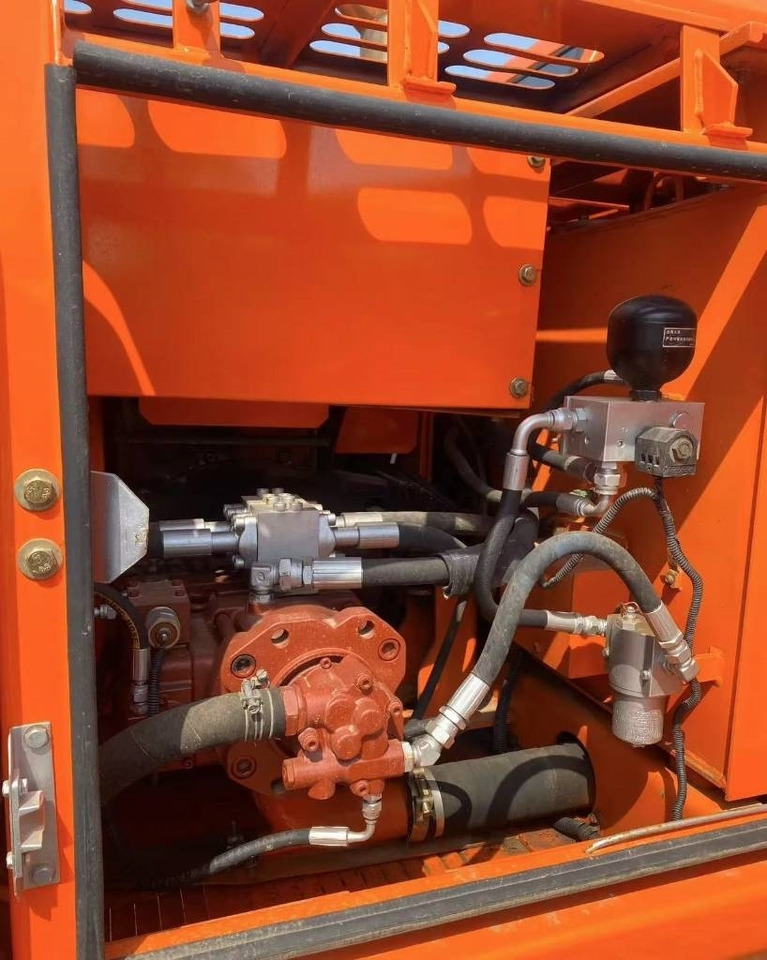 Doosan DH 150 - Гусеничный экскаватор: фото 3 Doosan DH 150 - Гусеничный экскаватор: фото 3