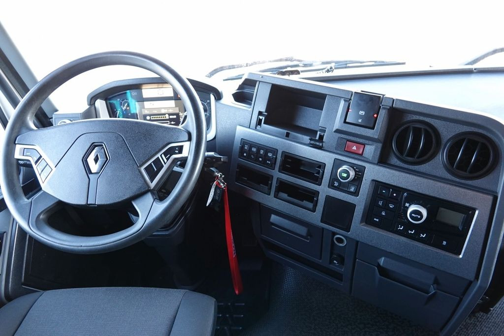 Фото интерьера 2: Тягач Renault T 480 / 13L / 2017 ROK Renault T 480 / 13L / 2017 ROK