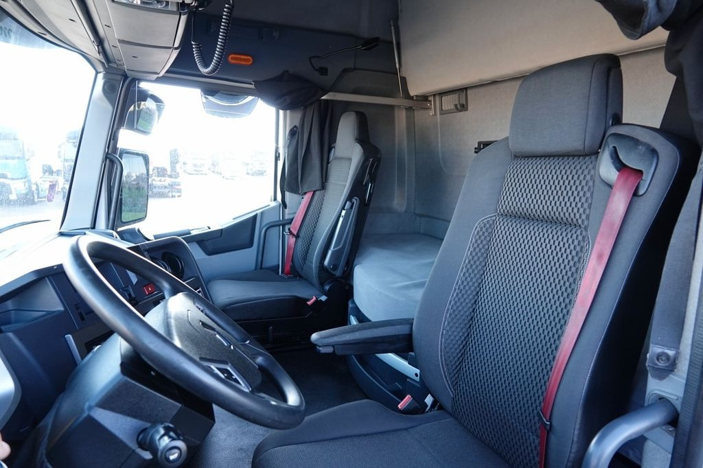 Фото интерьера 1: Тягач Renault T 480 / 13L / 2017 ROK Renault T 480 / 13L / 2017 ROK